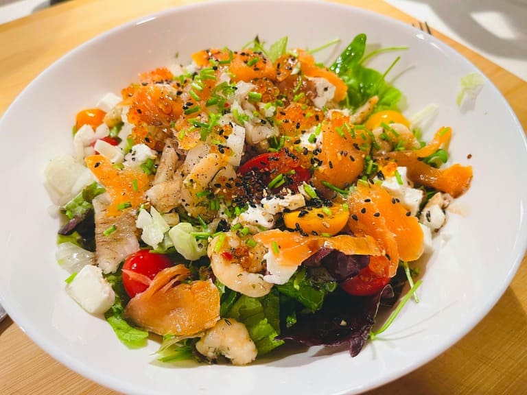 Salade fraîche et colorée au saumon et légumes symbolisant une alimentation équilibrée et savoureuse
