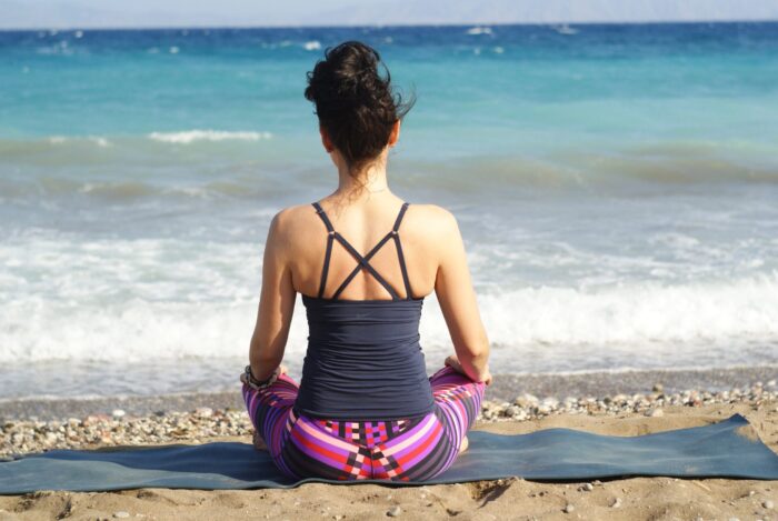 Séance de sophrologie face à la mer pour aider une personne hypersensible à apaiser ses émotions intenses et réduire son stress émotionnel