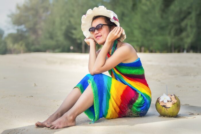 Femme hypersensible pratiquant une respiration profonde face à la mer pour apaiser ses émotions et réduire le stress émotionnel