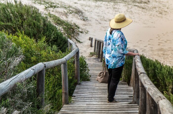 Personne hypersensible profitant d'un moment de calme en bord de mer pour apaiser son stress émotionnel et retrouver de la sérénité