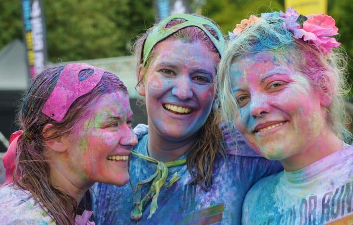 Trois personnes souriantes illustrant la joie, le bien-être et les effets positifs du lâcher-prise.
