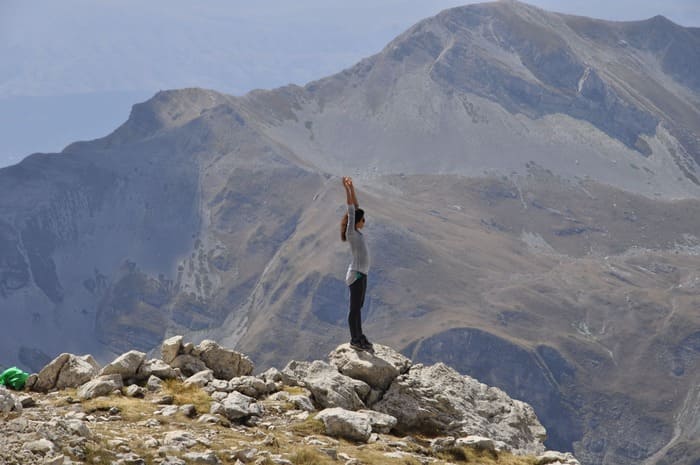 Personne contemplant la montagne, symbole de liberté, de sérénité et de lâcher-prise grâce à l'hypnose et à la sophrologie.
