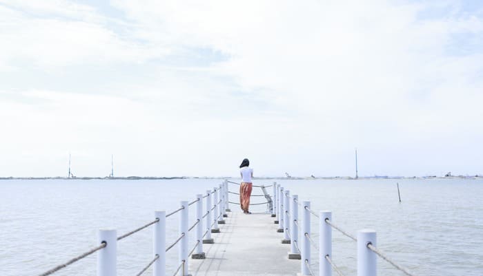 Femme contemplant l'horizon pour retrouver son souffle et apaiser le stress