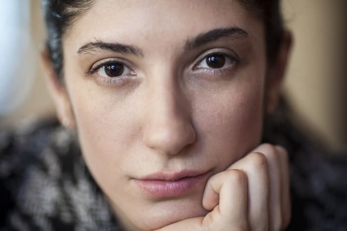 Femme exprimant une attitude calme et réfléchie pour illustrer l’affirmation de soi