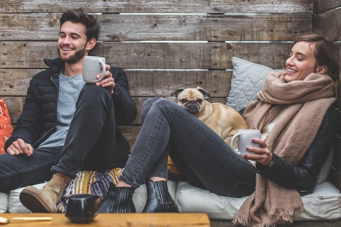 Couple détendu partageant un moment de bien-être, illustrant les effets positifs de l'hypnose et de la sophrologie.