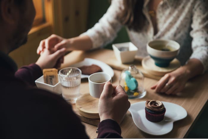Personne partageant un moment de réconfort autour d'une pâtisserie illustrant la faim émotionnelle.