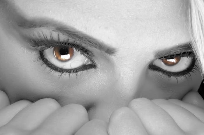Gros plan sur un regard inquiet illustrant la peur du regard des autres, le manque de confiance en soi et la peur du jugement.