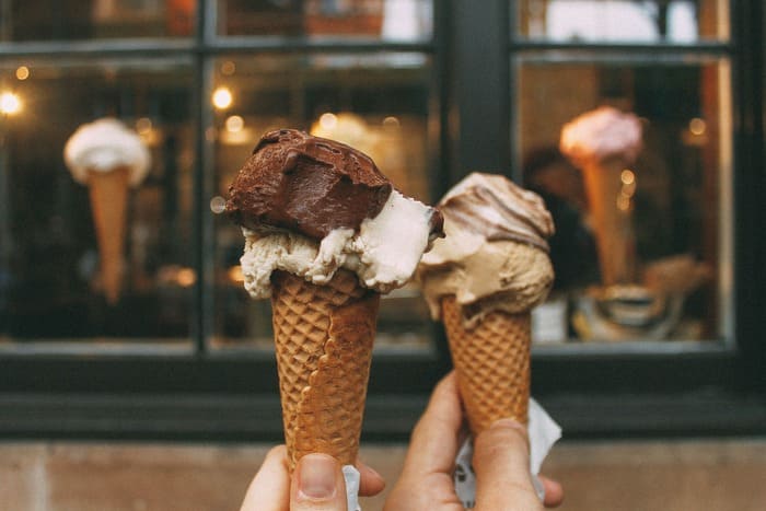 Glaces en cornet illustrant les envies de sucre liées au stress et aux émotions.