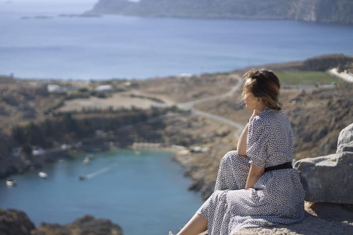 Femme contemplant le paysage, symbole de la respiration et de la sophrologie pour retrouver un équilibre intérieur
