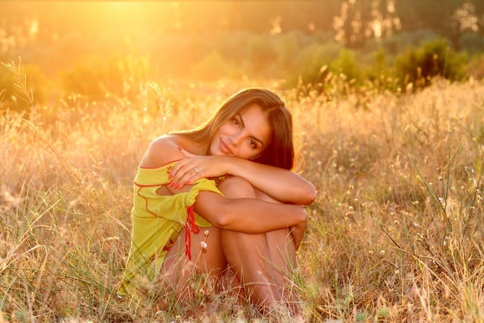 Femme assise dans la nature dans un moment de calme et de bien-être