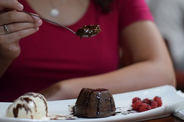 Faim ou envie de manger face à un dessert au chocolat