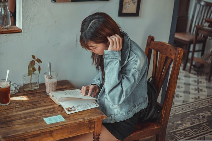 Personne prenant un moment pour distinguer faim physique et envie de manger liée au stress