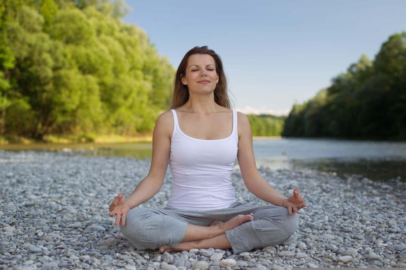 Femme en relaxation pour illustrer sophrologie hypnose et équilibre alimentaire