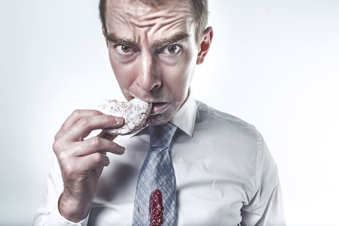 Homme mangeant sous l’effet du stress et illustrant une envie de manger émotionnelle