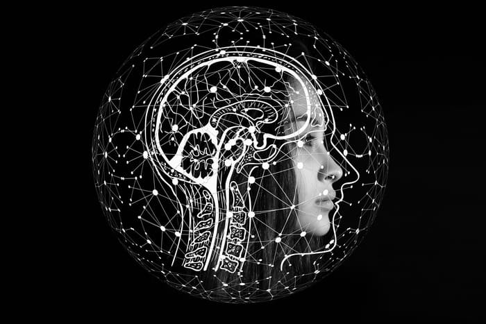 Visage entouré de connexions symbolisant les pensées qui deviennent plus présentes au calme