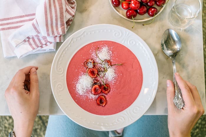  Personne devant un repas illustrant le lien entre émotions et comportement alimentaire