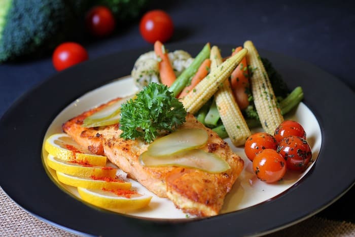 Repas illustrant les habitudes et automatismes du comportement alimentaire