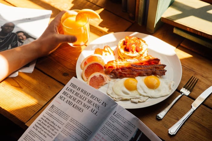 Repas du quotidien illustrant les habitudes et automatismes alimentaires