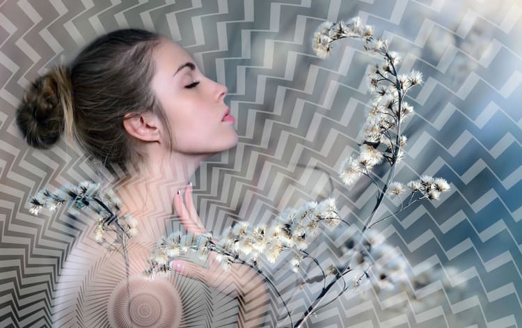 Femme aux yeux fermés, entourée de fleurs blanches, sur un fond aux motifs géométriques
