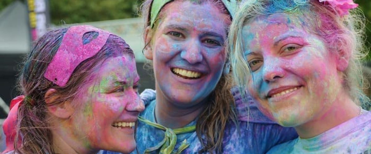 Trois personnes souriantes illustrant la joie, le bien-être et les effets positifs du lâcher-prise.