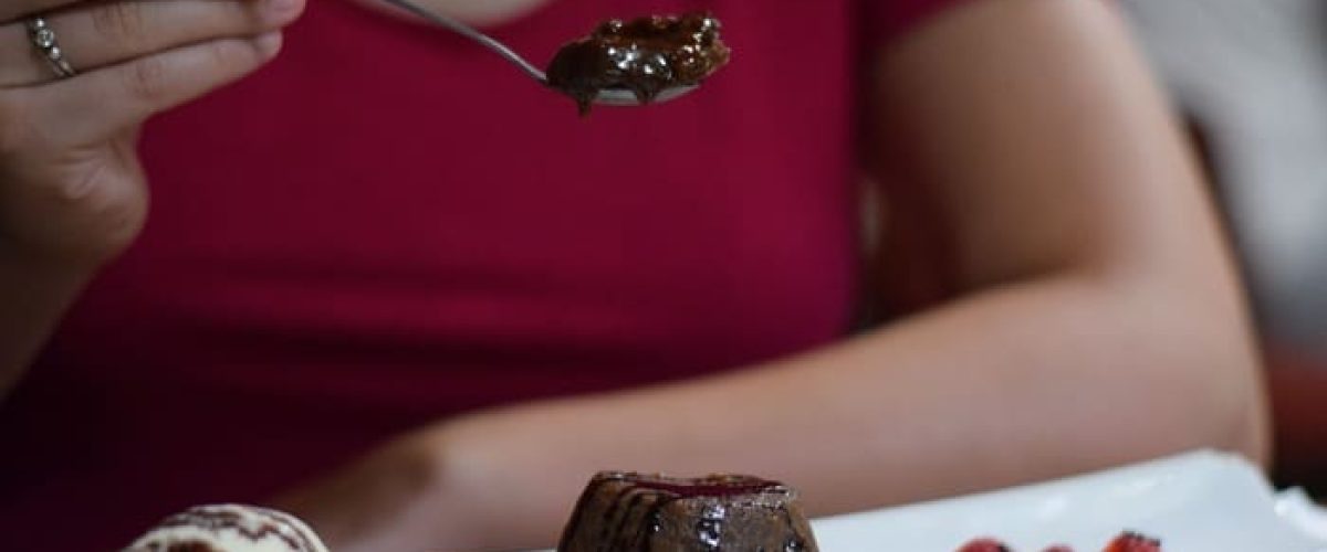 Faim ou envie de manger face à un dessert au chocolat