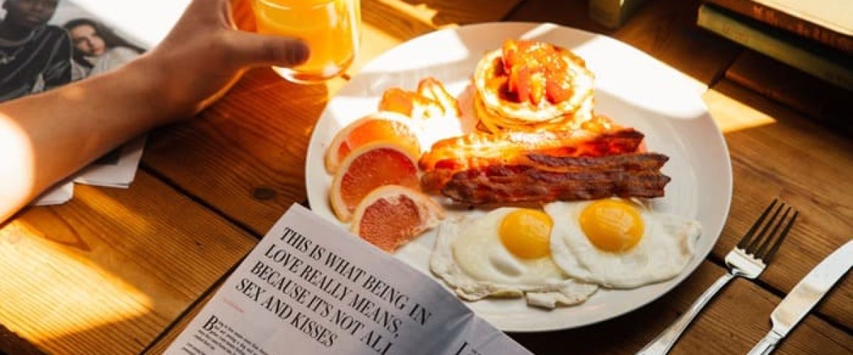 Repas du quotidien illustrant les habitudes et automatismes alimentaires