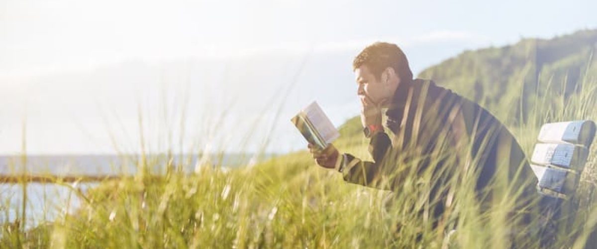 Personne lisant en pleine nature pour mieux gérer le stress et les émotions.