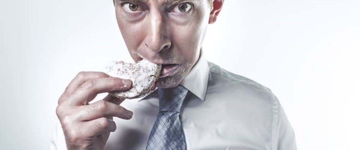 Homme mangeant sous l’effet du stress et illustrant une envie de manger émotionnelle