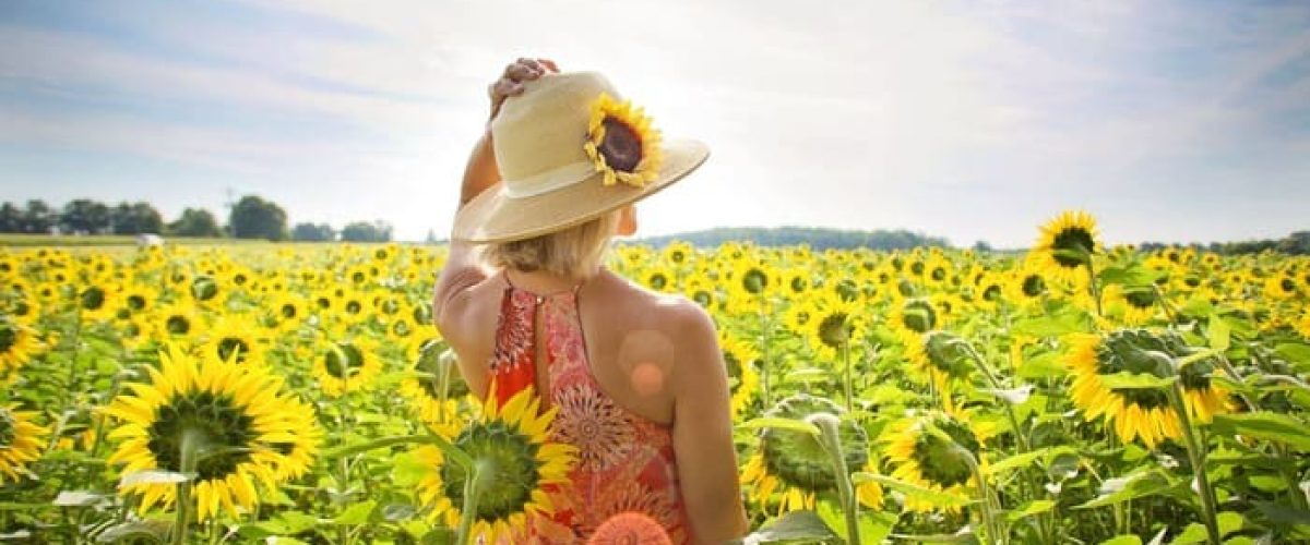Femme dans un champ de tournesols symbolisant le changement et la confiance en soi